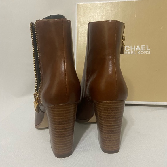 Michael Kors NEW IN BOX Margaret booties with side zip in dark caramel size 6 - Picture 4 of 9